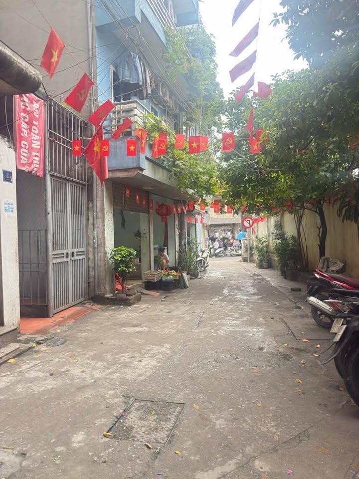 Nhà mặt phố Nguyễn Khang 35m² giá 9.5 tỷ - Ô tô đỗ cửa, kinh doanh thuận lợi!