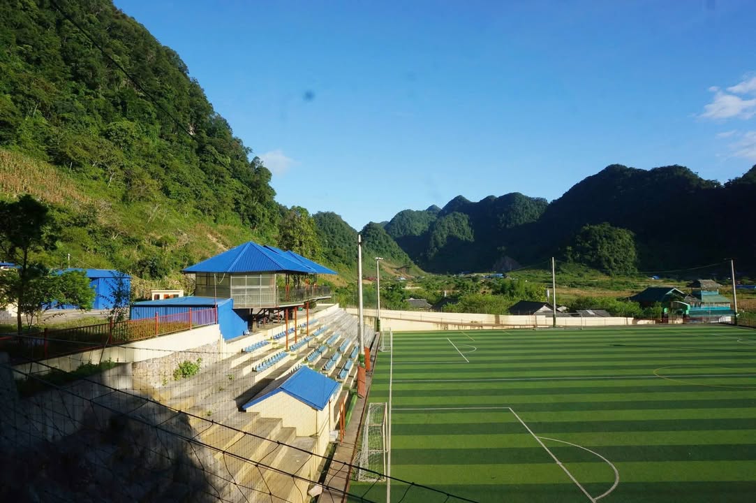 Sân bóng nhân tạo 6000m² tại Hang Kia, Mai Châu - Giá chỉ 4 tỷ VND!