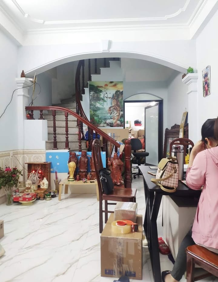 Nhà phố Giải Phóng, Tân Mai 32m² giá 6.8 tỷ - Ô tô đỗ cửa, sổ đỏ chính chủ!