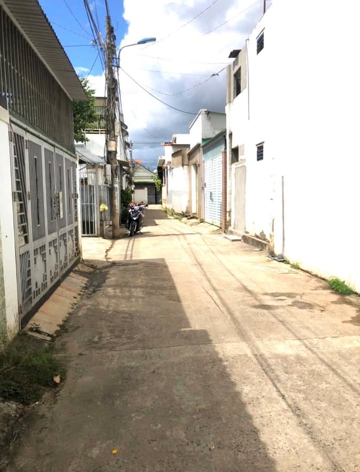 Nhà cũ và đất hẻm xe hơi Hùng Vương Buôn Ma Thuột 100m² giá 2.45 tỷ - Tiềm năng đầu tư lớn!