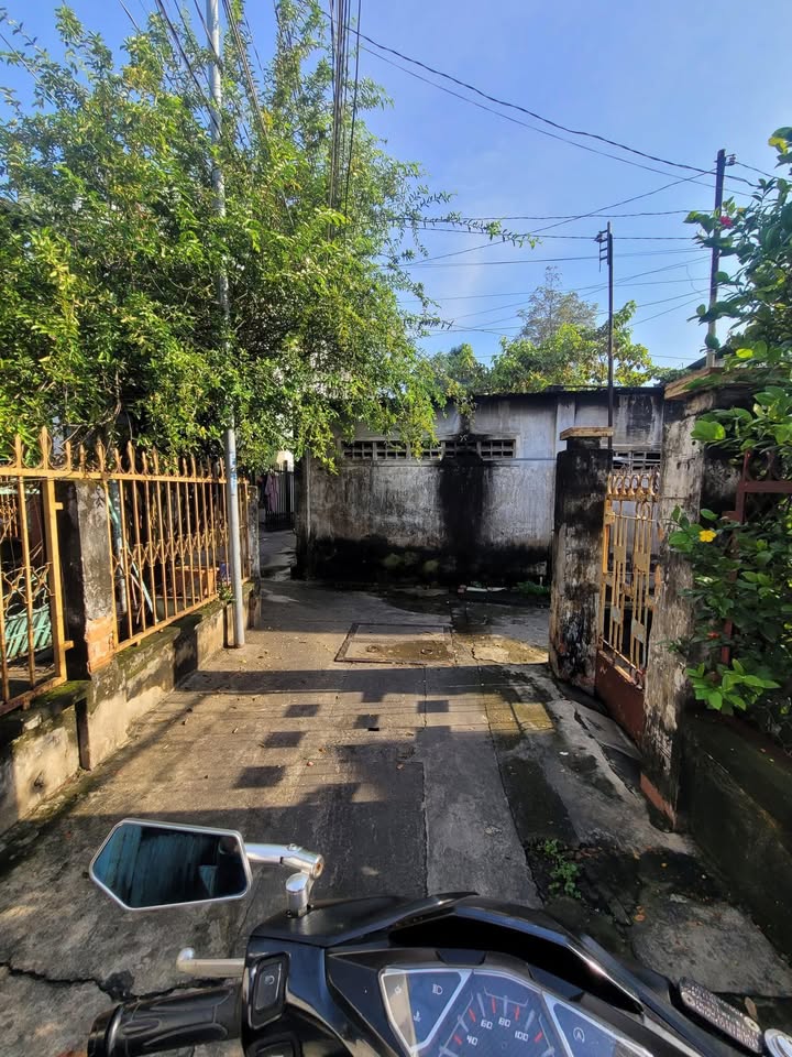 Đất tặng nhà cấp 4 tại Thủ Dầu Một 130m² giá 2 tỷ - Vị trí đắc địa gần phố đi bộ!