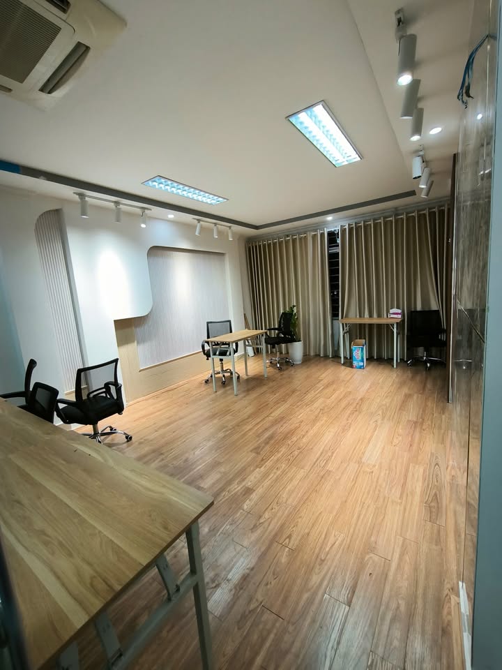 Văn phòng cho thuê đường Nguyễn Khang 80m² giá 12 triệu - Sẵn sàng vào làm việc!