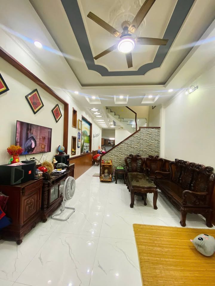 Nhà 1 trệt 2 lầu tại Phường Long Trường, Quận 9 - Giá chỉ 5.8 tỷ, sổ đỏ chính chủ!