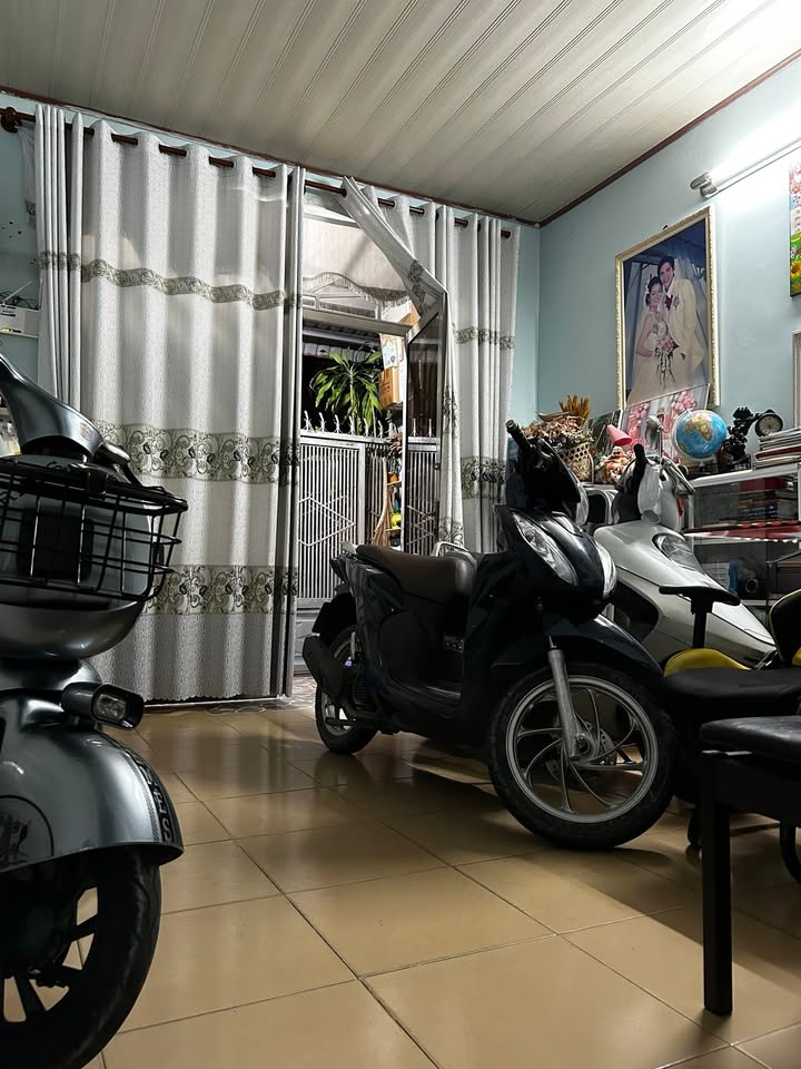 Nhà góc 2 mặt tiền đường Lê Văn Việt, quận 9, giá 4.5 tỷ - Kinh doanh sầm uất!