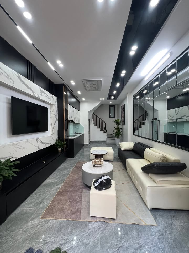 Nhà mặt phố Võ Chí Công 35m² giá 8.39 tỷ - Sổ đỏ chính chủ, đầu tư sinh lời!