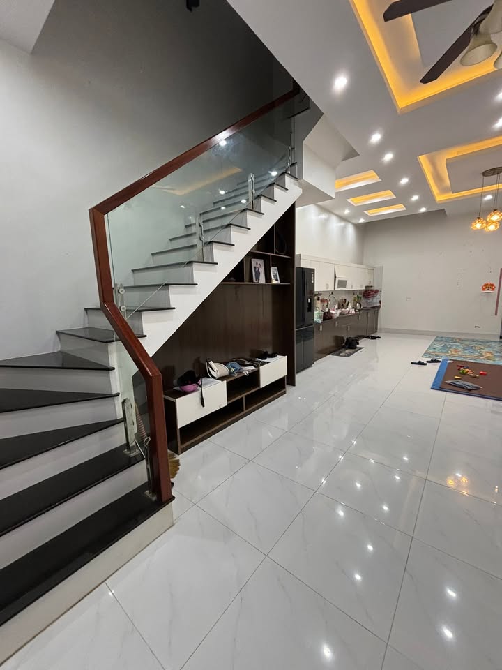 Nhà 2 tầng Nam Thanh 110m² giá 1.7 tỷ - Sổ đỏ chính chủ, ở ngay!