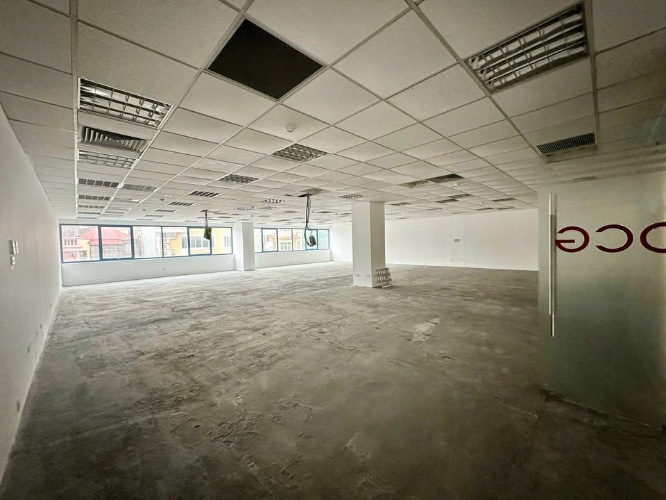 Cho thuê văn phòng Viễn Đông, Đống Đa 220m² giá 375 triệu - Vị trí đắc địa, tiện ích đầy đủ!