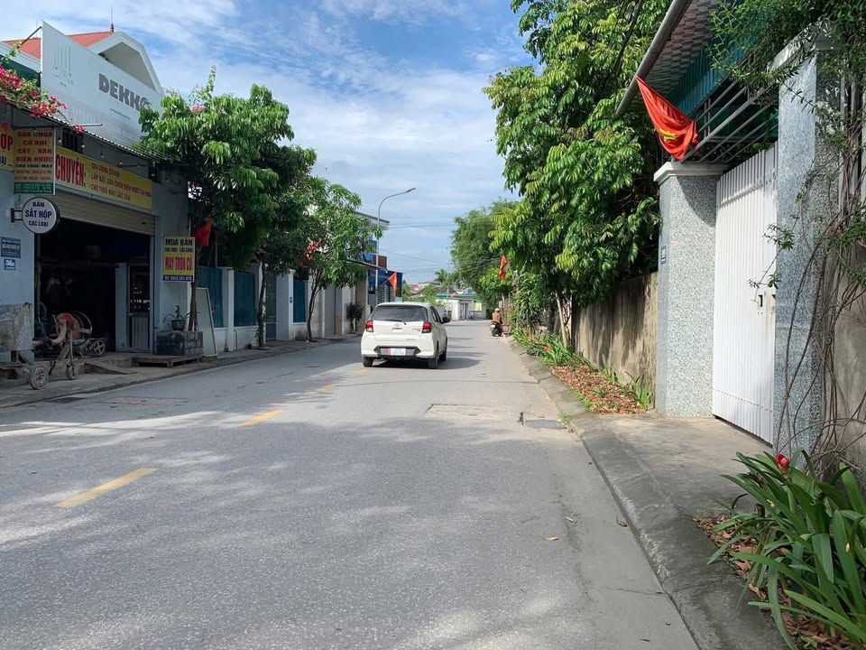 Đất kinh doanh mặt đường Trần Bình Trọng, Hưng Đông 148.8m² giá 5.xx tỷ - Vị trí đắc địa cho văn phòng!