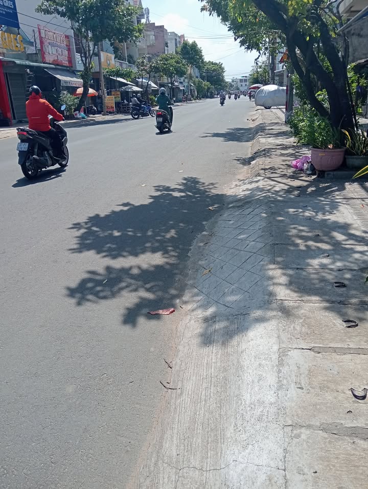 Nhà riêng mặt đường Nguyễn Văn Linh, phường Phú Yên, 70m² giá 3.5 tỷ - Vị trí kinh doanh đắc địa!