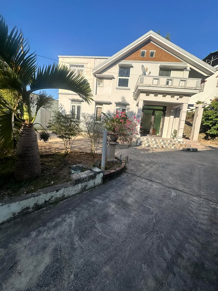 Nhà phố 2 tầng mái thái Hạ Long 111m² giá 2.55 tỷ - Nằm giữa trung tâm thuận tiện!