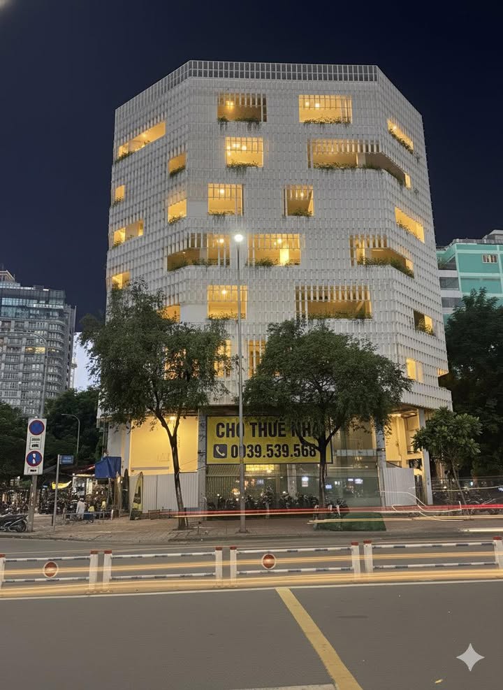 Cho thuê tòa nhà 3 mặt tiền Nguyễn Thái Học, Bến Thành, Quận 1 - Diện tích 144m², Hầm + 7 tầng, Thời gian thuê dài hạn!