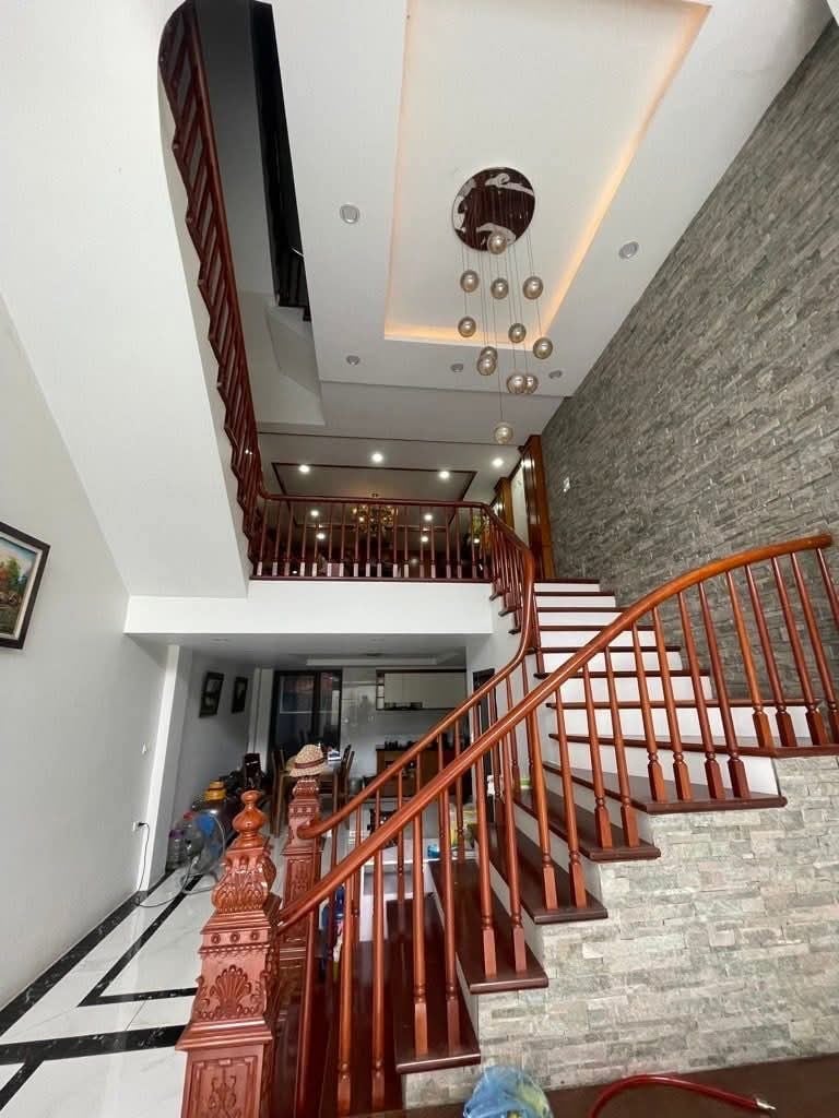 Nhà phố Nguyễn Hoàng Tôn 32m² giá 7x tỷ - Sổ đỏ chính chủ, giao dịch ngay!