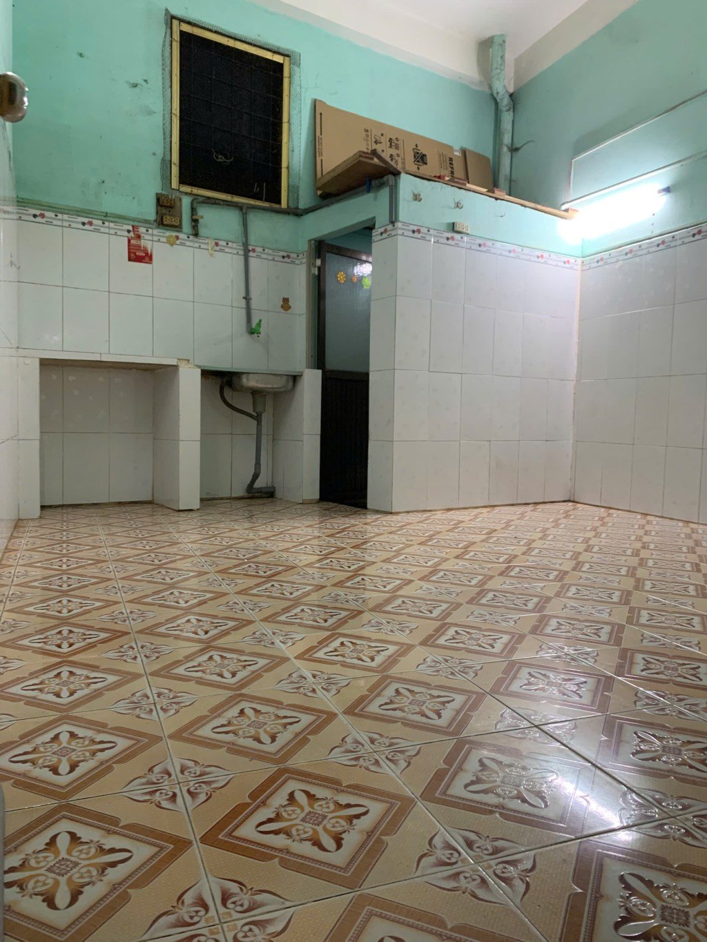 Phòng trọ dưới đất phường 14, Quận 8, 16m² - An ninh 24/7, giá chỉ 2.1 triệu!