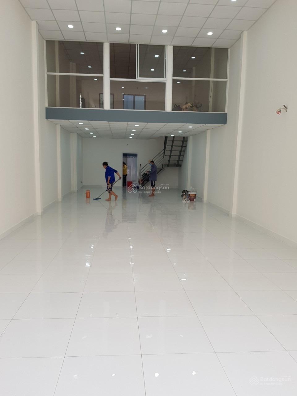 Cho thuê nhà mặt tiền 5,8m x 20m tại đường Hòa Bình, quận 11 - Vị trí đắc địa đối diện công viên Đầm Sen!