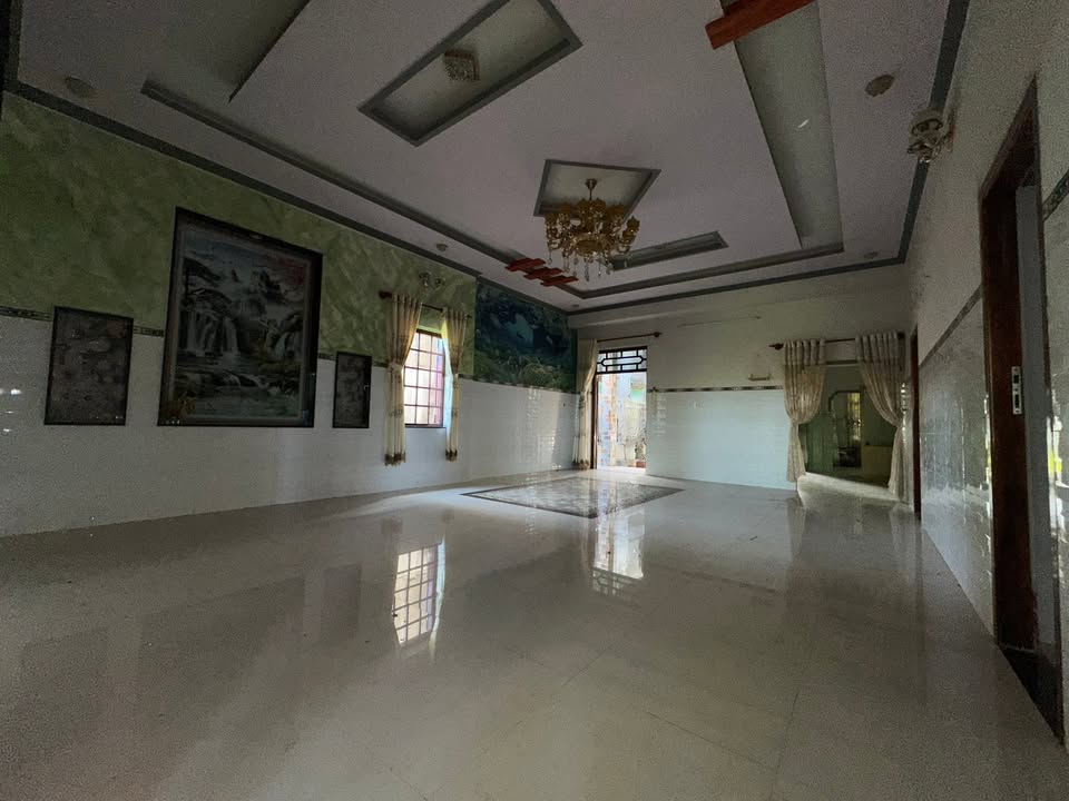 Nhà mặt tiền Thôn 6, Hàm Chính 300m² giá 2.4 tỷ - Cổng rào chắc chắn, sân rộng!