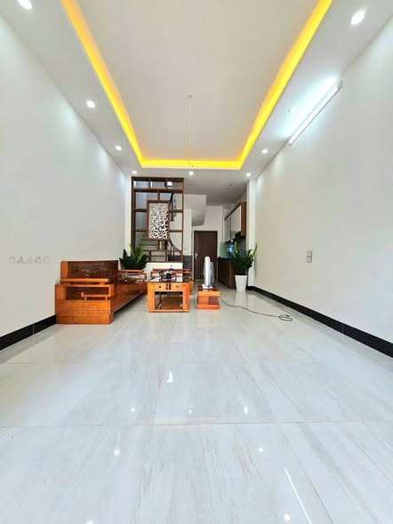 Nhà 5 tầng Lai Xá 38.5m² giá 8 tỷ - Kinh doanh sầm uất, ô tô tránh!