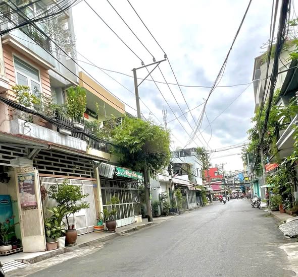 Nhà phố Hẽm 180 Lạc Long Quân 63.18m² giá 6.98 tỷ - Hướng Bắc, xe hơi vào được!