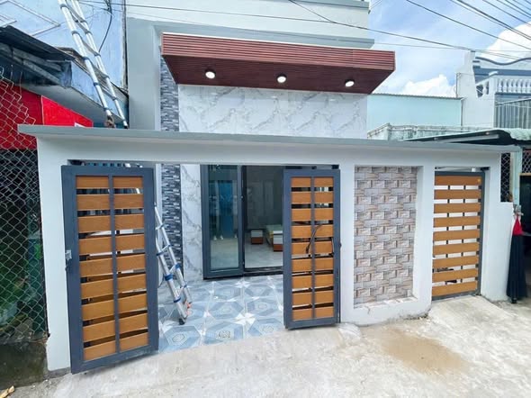 Nhà mới hẻm 10 Văn Ngọc Chính, Sóc Trăng 102m² giá 1.47 tỷ - Full nội thất sang trọng!