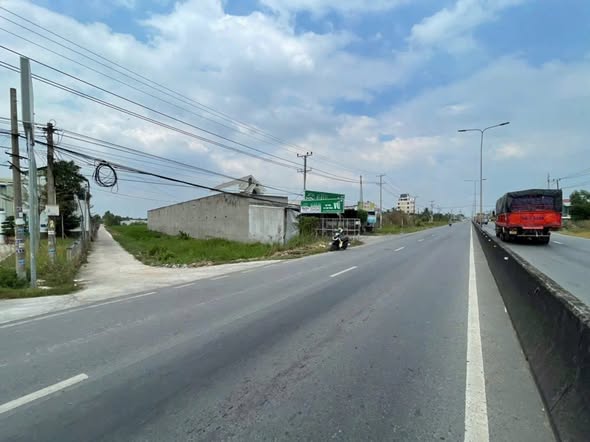 Đất mặt tiền ĐT 824, xã Lương Hoà, Bến Lức, Long An 1,5ha giá chỉ 45 tỷ - Cơ hội đầu tư hấp dẫn!