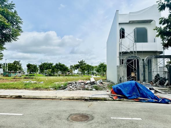 Đất nền 100m² tại khu đô thị Phú Mỹ, Quảng Ngãi - Sổ đỏ chính chủ giá chỉ 1.6 tỷ!