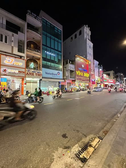 Nhà 3.5 tầng mặt tiền đường Hùng Vương, Đà Nẵng, 70m² giá 17 tỷ - Cơ hội đầu tư tuyệt vời!