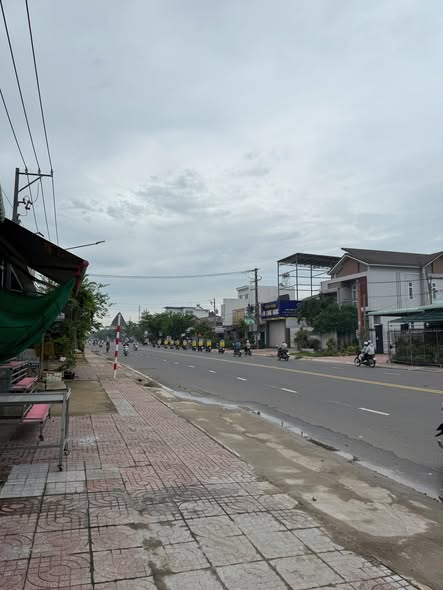 Nhà mặt tiền Nguyễn Văn Linh Hòa Thành 196m² giá 4.9 tỷ - Sẵn sàng ở ngay!