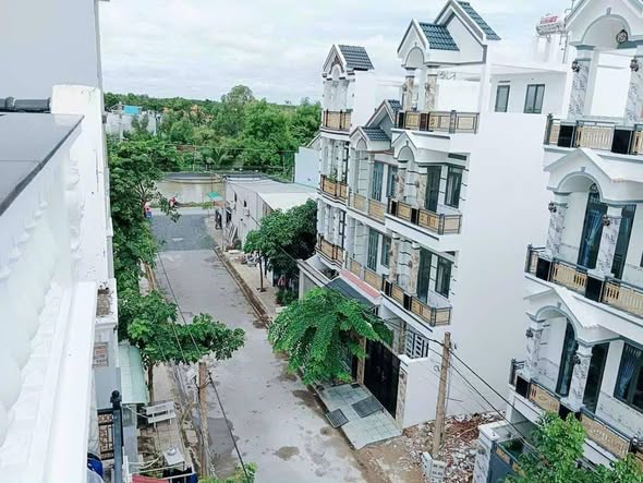 Bán nhà 4 tầng KDC Hoàng Hoa Long Hậu 200m² giá 4.15 tỷ - Thương lượng chính chủ!