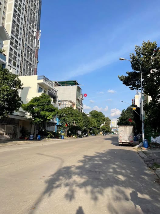 Bán gấp FrontHouse mặt tiền D4, Dĩ An 110m² giá 6 tỷ - Đầu tư sinh lời ngay!