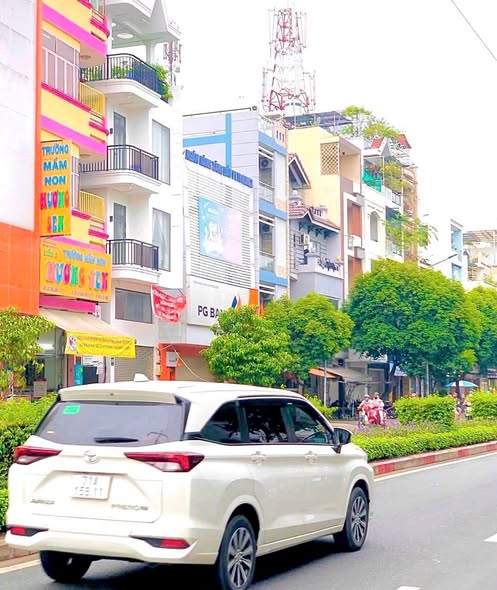 Nhà phố Lạc Long Quân, Quận 11, 72m² giá 9.75 tỷ - Khu vực VIP xe hơi vào nhà!