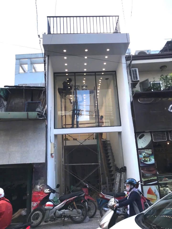 Nhà nguyên căn mặt tiền Trần Quang Diệu, Quận 3 - Chỉ 20 triệu/tháng!