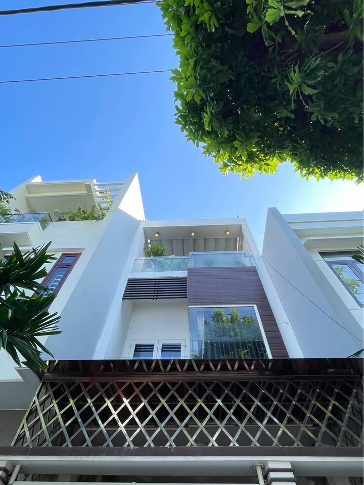 Bán nhà 3 tầng mới đẹp tại Hải Châu, Đà Nẵng - Giá 12.3 tỷ, đầy đủ nội thất