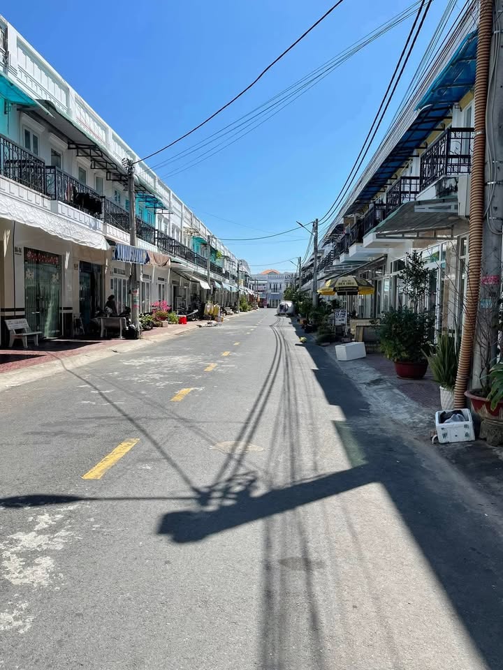 Nhà trệt lầu KDC Trần Quang Diệu, Sóc Trăng 48m² giá 1.6 tỷ - Vị trí trung tâm sầm uất!