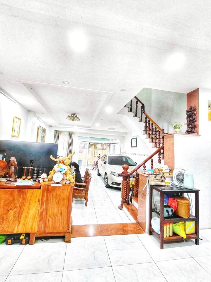 Nhà mặt tiền Võ Văn Kiệt, Quận 6 - 102m² chỉ 11 tỷ - Thiết kế 4 tầng sang trọng!