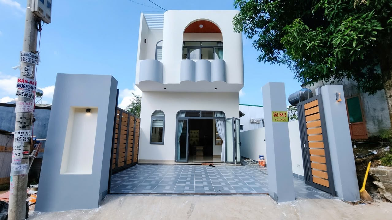 Nhà đẹp hiện đại hẻm 451 Y Moan, Buôn Ma Thuột 120.6m² giá 3.45 tỷ - Chỉ việc vào ở ngay!