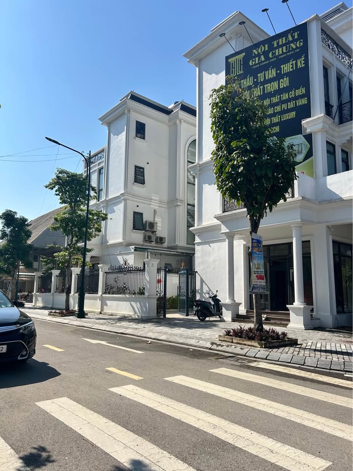 Biệt thự 4 tầng mặt tiền 12m tại phường Tân Thịnh, TP Hòa Bình giá chỉ 6 tỷ!