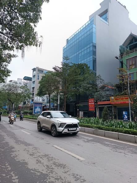 Cho thuê tòa nhà mặt phố Lạc Long Quân 400m² giá 795 triệu - Thiết kế hiện đại, 2 mặt tiền!