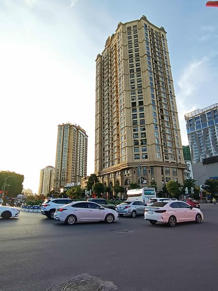 Nhà 5 tầng Lạc Long Quân 34m² giá 10.5 tỷ - Thiết kế hiện đại, sẵn sàng ở ngay!