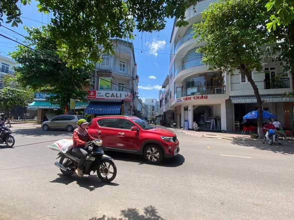 Nhà 4 Tầng Mặt Tiền Đường Lê Thanh Nghị, Đống Đa, Quy Nhơn, Giá 5 Tỷ - Địa Thế Kinh Doanh Xuất Sắc