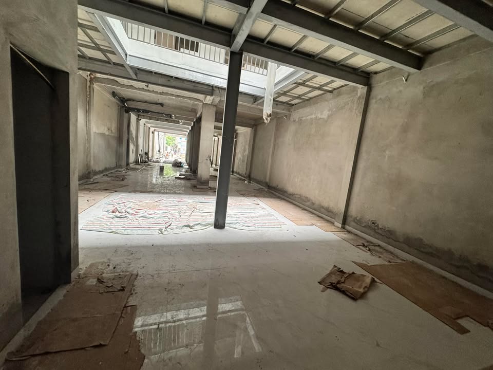 Cho thuê mặt bằng tầng 1 mặt tiền 8m tại phố Nguyễn Trãi - Diện tích 300m², chính chủ!