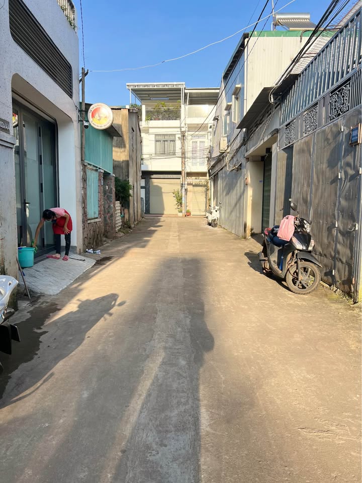 Nhà gác lửng Hẻm 102 Nguyễn Tất Thành 95m² giá chỉ 3.39 tỷ - An ninh, gần chợ Tân An!