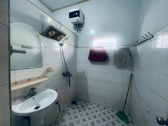 Nhà 2 tầng mặt đường Nguyễn Đức Cảnh, TP Thái Bình - Giá chỉ 3,5 triệu/tháng