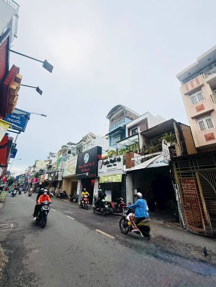 Nhà mặt tiền kinh doanh 2 mặt đường Thích Quảng Đức, Q. Phú Nhuận - 4 tầng, giá 17 tỷ!