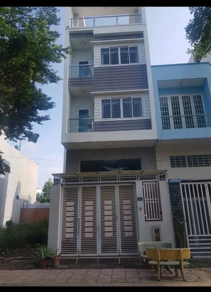 Nhà lầu 3 tấm khu biệt thự Đường 10, Bến Lức 100m² giá 7 tỷ - Đối diện trường Anh Việt