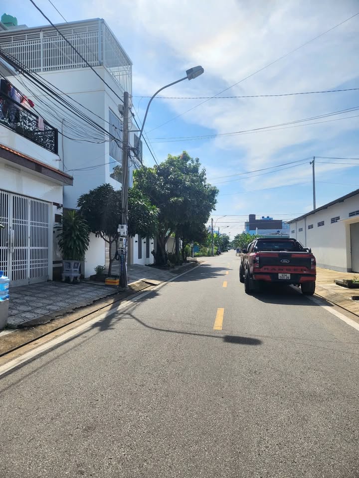 Nhà phố 1 trệt 2 lầu Rạch Giá 100m² giá 2.75 tỷ - Thiết kế sang trọng, nội thất cao cấp!