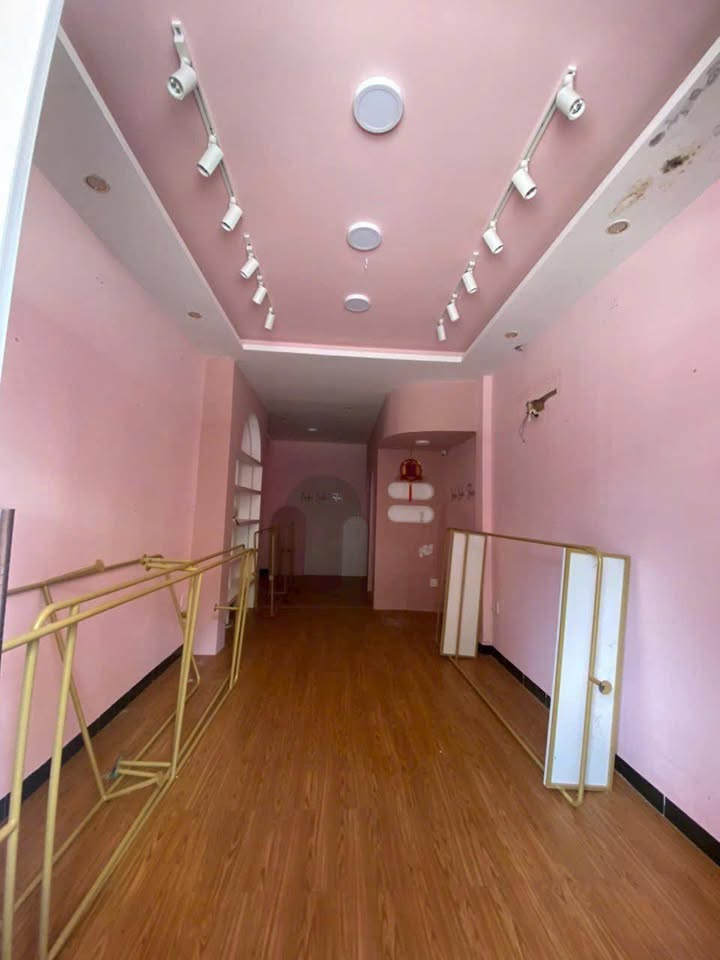 Nhà mặt tiền Nguyễn Thái Học 64m² giá 13 triệu - Thích hợp kinh doanh thời trang, spa!