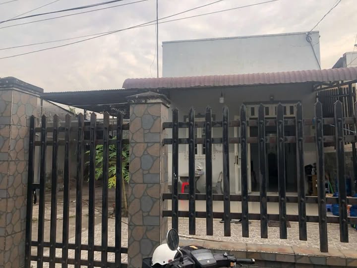 Nhà bán Long Thành, Long An 50m² giá 2.7 tỷ - Sổ đỏ chính chủ, khu dân cư đông đúc!