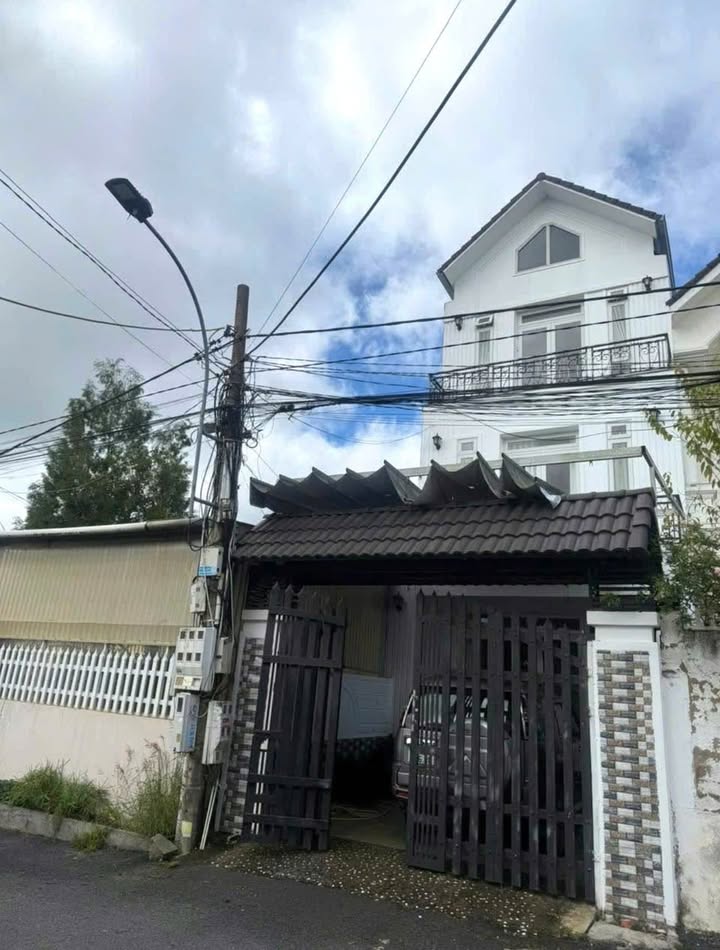 Nhà 3 tầng đường Nam Hồ, Đà Lạt 250m² – Giá chỉ 12 tỷ, thương lượng chính chủ!