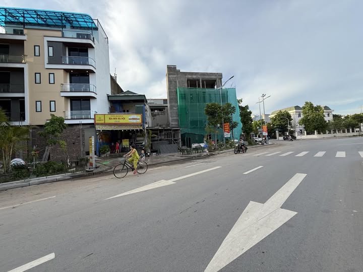 Nhà mặt phố Nguyễn Gia Bồng 70m² giá 31 tỷ - Kinh doanh sầm uất ngay công viên!