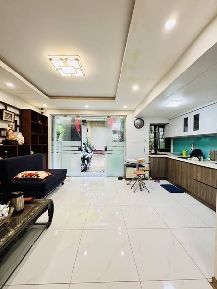 Căn hộ Tập thể tầng 1 phố Thành Công 50m² giá 5 tỷ - Sổ đỏ chính chủ, đầy đủ nội thất!