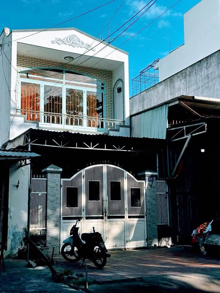 Nhà 2 Tầng KDC Hòn Rớ 99.5m² giá 5.95 tỷ - Đường nhựa 18m, gần cầu Bình Tân!